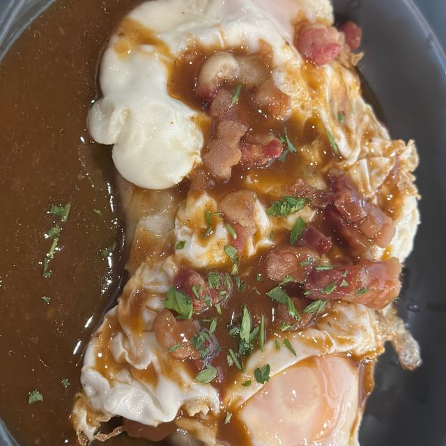 huevos trufados encima de una salsa